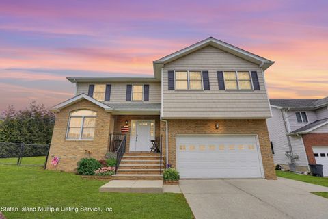 Photo of 22 Ficarelle Drive, Staten Island, NY 10309 (MLS # 2400794)