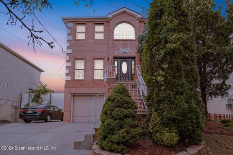 Photo of 5787 Hylan Boulevard, Staten Island, NY 10309 (MLS # 2405507)