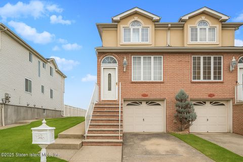 Photo of 144 Graham Avenue, Staten Island, NY 10314 (MLS # 2506611)