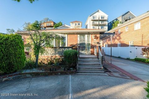 Photo of 669 W Fingerboard Road, Staten Island, NY 10305 (MLS # 2506118)