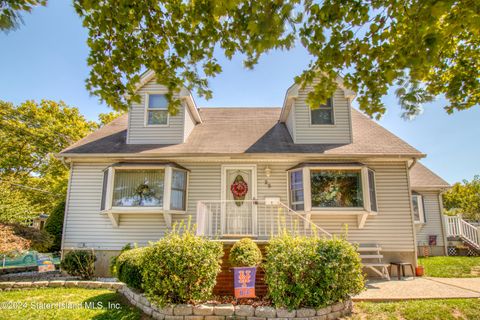 Photo of 25 Levit Avenue, Staten Island, NY 10314 (MLS # 2404920)