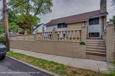 Photo of 651 Clove Road, Staten Island, NY 10310 (MLS # 1163418)