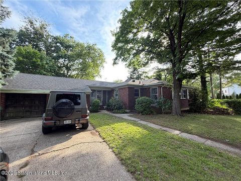 Photo of 148 Radcliff Road, Staten Island, NY 10305 (MLS # 2604191)