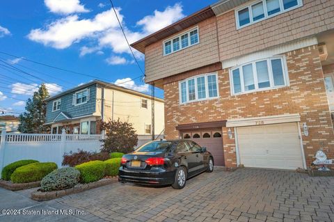 Photo of 798 Tysens Lane, Staten Island, NY 10306 (MLS # 2406344)
