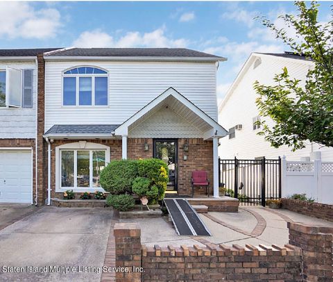 Photo of 62 Woehrle Avenue Ave, Staten Island, NY 10312 (MLS # 1162217)