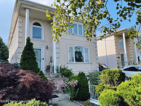 Photo of 4739 Hylan Boulevard, Staten Island, NY 10312 (MLS # 2402889)