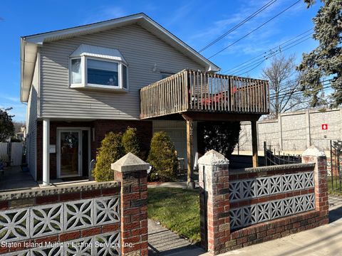 Photo of 162 Warwick Avenue, Staten Island, NY 10314 (MLS # 1165941)