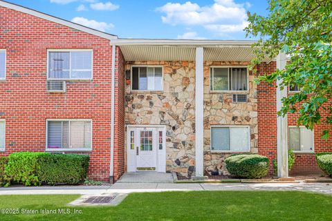 Photo of 15 Gadsen Place #2a, Staten Island, NY 10314 (MLS # 2505135)