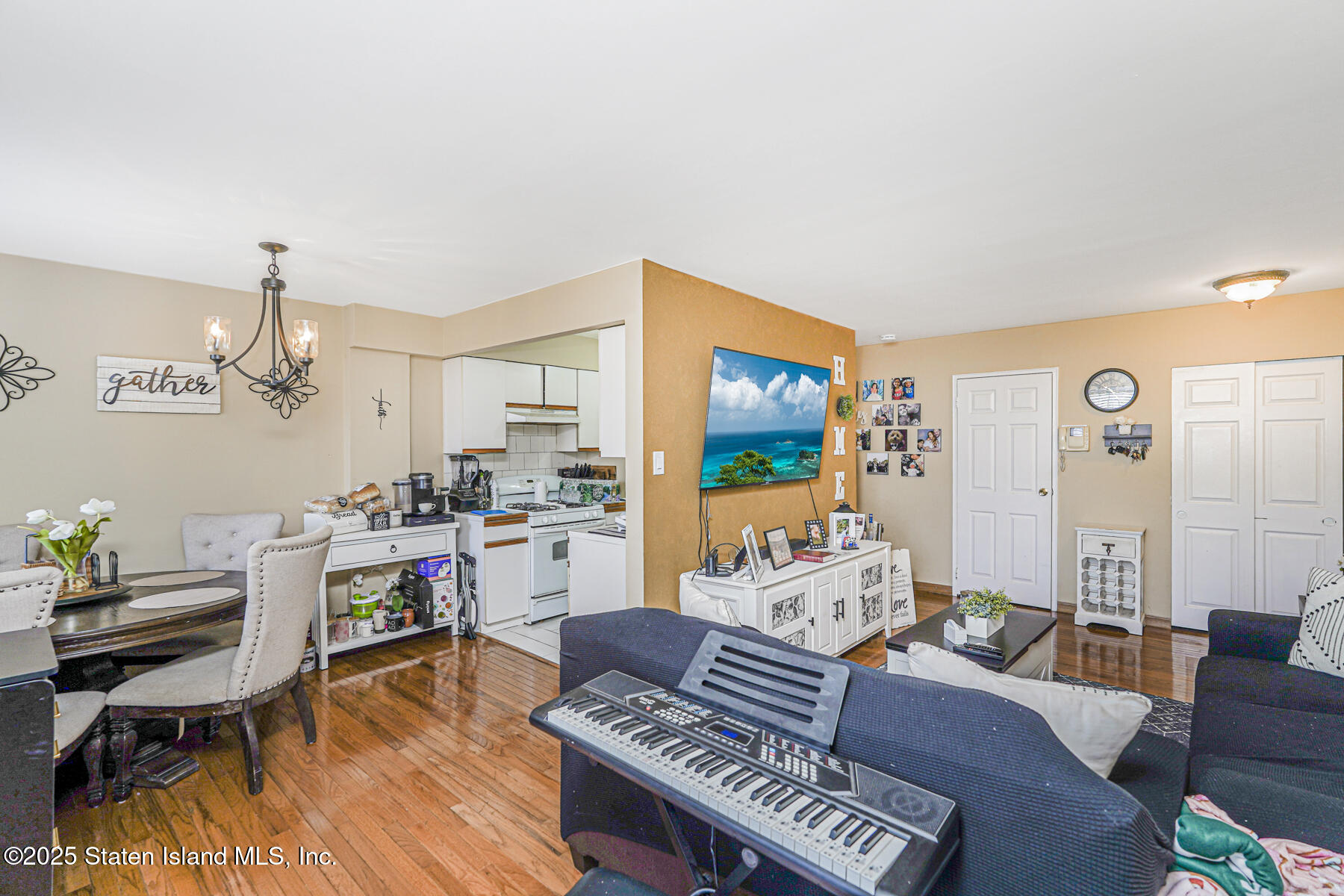 Staten Island, New York 10314, United States, 2 Bedrooms Bedrooms, ,1 BathroomBathrooms,Residential,Active,202911