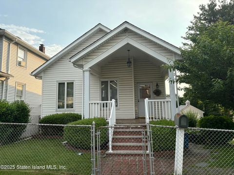 Photo of 38 Quinlan Avenue, Staten Island, NY 10314 (MLS # 2503304)