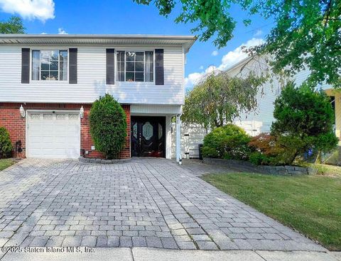 Photo of 25 Kunath Avenue, Staten Island, NY 10309 (MLS # 2502622)