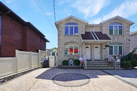 Photo of 3072 Richmond Road, Staten Island, NY 10306 (MLS # 1164155)