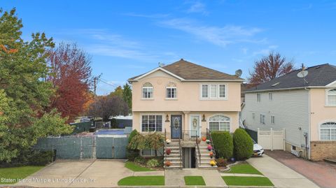 Photo of 18 Salamander Court, Staten Island, NY 10309 (MLS # 1165283)