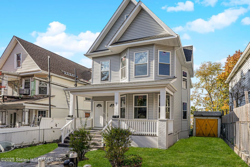 Photo of 7 Rosewood Place, Staten Island, NY 10304 (MLS # 2506557)