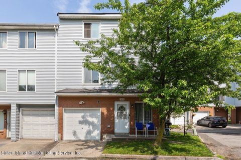 Photo of 723 Ilyssa Way, Staten Island, NY 10312 (MLS # 1160376)