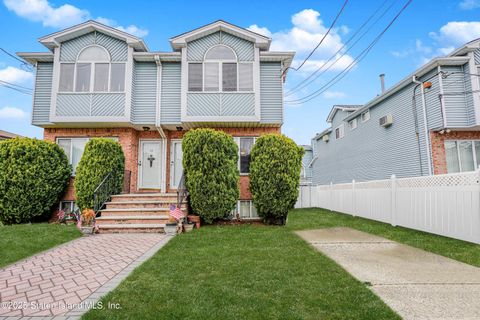 Photo of 32 Kelly Boulevard, Staten Island, NY 10314 (MLS # 2502763)