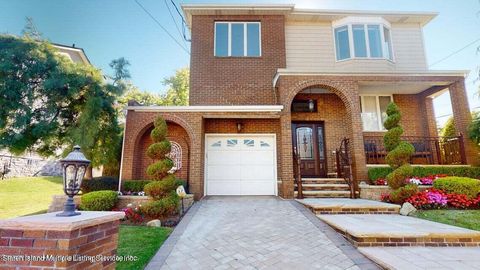 Photo of 104 Medford Road, Staten Island, NY 10304 (MLS # 1165162)