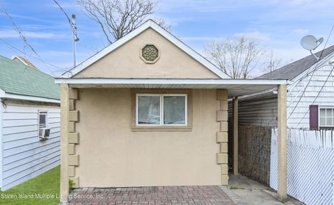 Photo of 109 Mapleton Avenue, Staten Island, NY 10306 (MLS # 1161496)