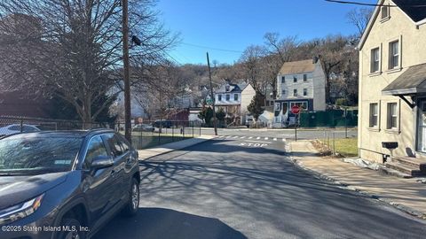 Photo of 22 Grove Street, Staten Island, NY 10304 (MLS # 2507129)