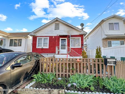 Photo of 31 Winfield Street, Staten Island, NY 10305 (MLS # 2401687)