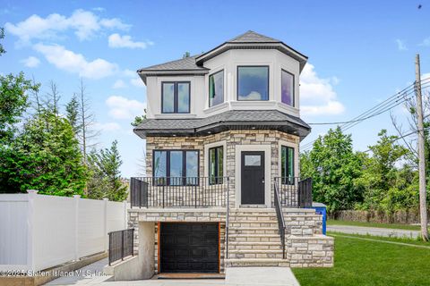 Photo of 518 Bradford Avenue, Staten Island, NY 10309 (MLS # 2601318)