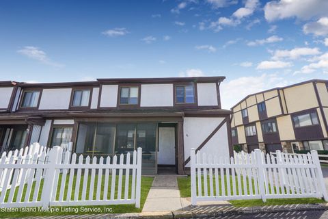 Photo of 76 Parkview Loop, Staten Island, NY 10314 (MLS # 2401218)