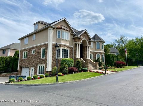 Photo of 75 Utopia Court, Staten Island, NY 10304 (MLS # 2506399)