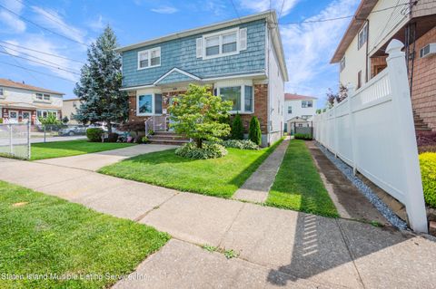 Photo of 802 Tysens Lane, Staten Island, NY 10306 (MLS # 1162813)