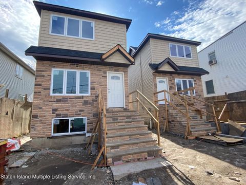 Photo of 36 Dixon Avenue, Staten Island, NY 10302 (MLS # 1159802)