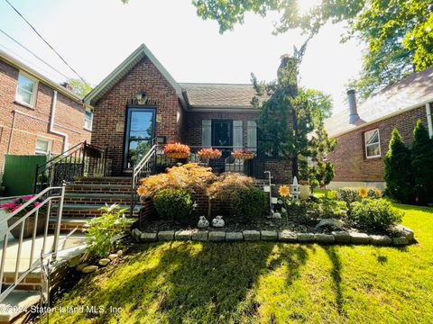 Photo of 651 Davis Avenue, Staten Island, NY 10310 (MLS # 2404585)
