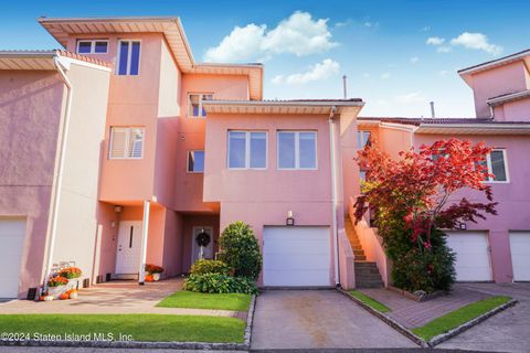 Photo of 46 Harbour Court, Staten Island, NY 10308 (MLS # 2601949)