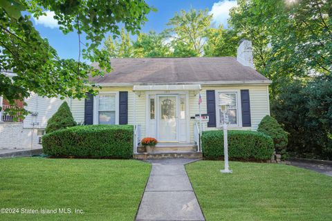 Photo of 195 Lindenwood Road, Staten Island, NY 10308 (MLS # 2404721)