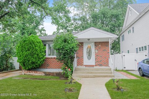 Photo of 67 Archwood Avenue, Staten Island, NY 10312 (MLS # 2504350)