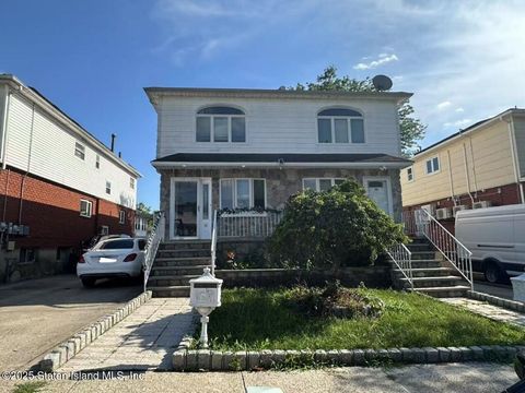 Photo of 38 Bowling Green Place, Staten Island, NY 10314 (MLS # 2504063)