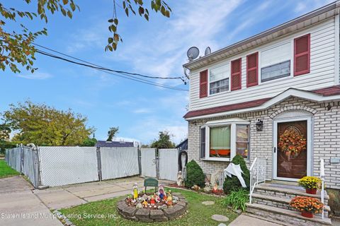Photo of 112 Pearsall Street, Staten Island, NY 10305 (MLS # 1165237)