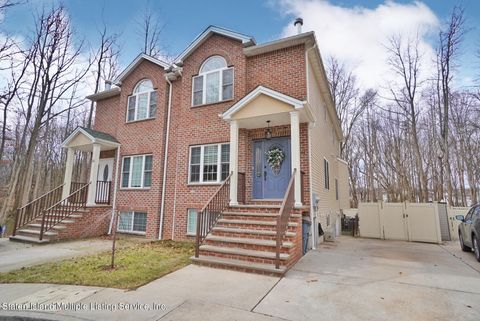 Photo of 32 Moreno Court, Staten Island, NY 10309 (MLS # 1161484)