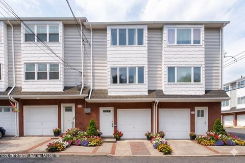 Photo of 63 Avon Lane, Staten Island, NY 10314 (MLS # 2601492)