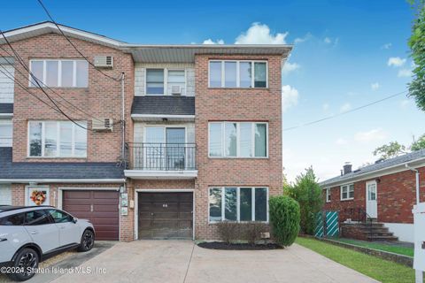 Photo of 66 Lincoln Street, Staten Island, NY 10314 (MLS # 2405687)