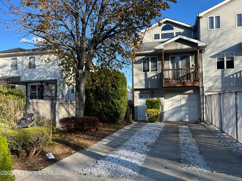 Photo of 981 Targee Street, Staten Island, NY 10304 (MLS # 2406588)