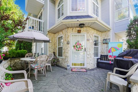 Photo of 59 Country Drive East Dr #64, Staten Island, NY 10314 (MLS # 2404440)