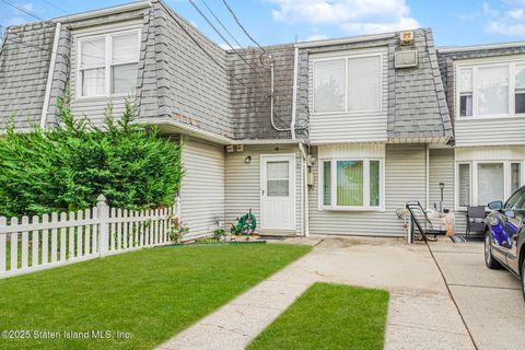 Photo of 4 Mccormick Place, Staten Island, NY 10305 (MLS # 2505950)