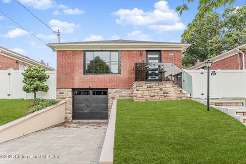 Photo of 236 Amber Street, Staten Island, NY 10306 (MLS # 2505754)