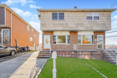 Photo of 400 Brookfield Avenue, Staten Island, NY 10308 (MLS # 2506369)