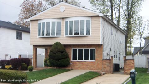 Photo of 1872 Drumgoole Road W, Staten Island, NY 10309 (MLS # 1158808)