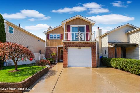 Photo of 990 Sheldon Avenue, Staten Island, NY 10309 (MLS # 2600009)