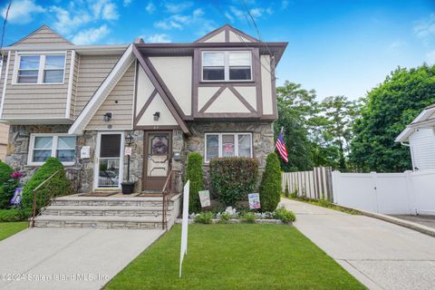 Photo of 40 Behan Court, Staten Island, NY 10306 (MLS # 2402922)