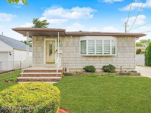 Photo of 74 Eva Avenue, Staten Island, NY 10306 (MLS # 2507263)