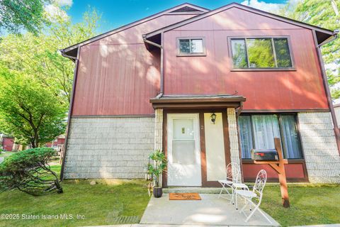 Photo of 2 Belmar Drive E, Staten Island, NY 10314 (MLS # 2504220)