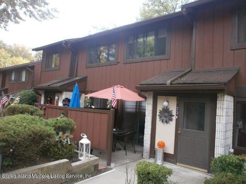 Photo of 23 Stone Ln, Staten Island, NY 10314 (MLS # 2400426)