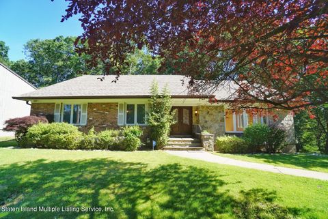 Photo of 135 Merrick Avenue, Staten Island, NY 10301 (MLS # 1155426)